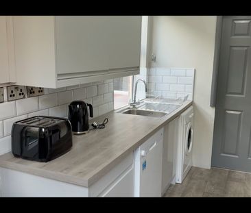 5 Bed Semi-Detached House, Rolleston Drive, NG7 - Photo 3