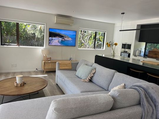 Beach Cottage in Narrow Neck - Photo 1