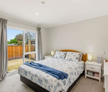 Sunny, west facing, low maintainance - Photo 4