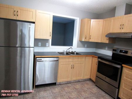 GREAT 2 BED, 2.5 BATH, 2 STOREY TOWNHOUSE, W/ FINISHED BSMT & ATTACHED SINGLE GARAGE IN THE COMMUNITY OF COPPERFIELD - Photo 3