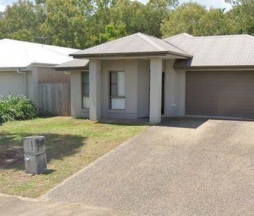 Spacious 4-Bedroom Family Home in Blacks Beach - Photo 5