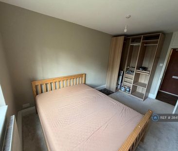 1 bedroom in a flat share to rent - Photo 1