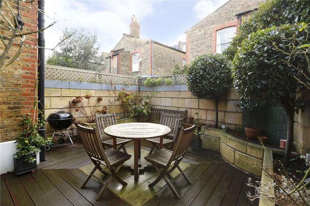 A superb long back Lion house with a fully excavated basement and a West facing garden. - Photo 1