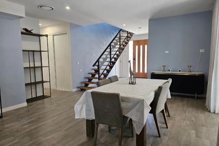 Discover an incredible opportunity to rent a spacious family home in the vibrant suburb of Holland Park West. - Photo 3