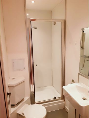 Classic 2 Bed Apartment - Shared Bathroom - Photo 2