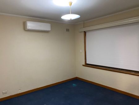 Comfortable Family Home with Generous Yard! - Photo 4