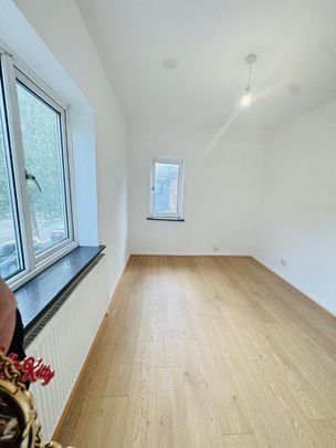 4 bedroom end of terrace house to rent - Photo 1