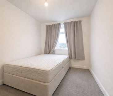 Furnished Double Room To Let - HP11 - Photo 3