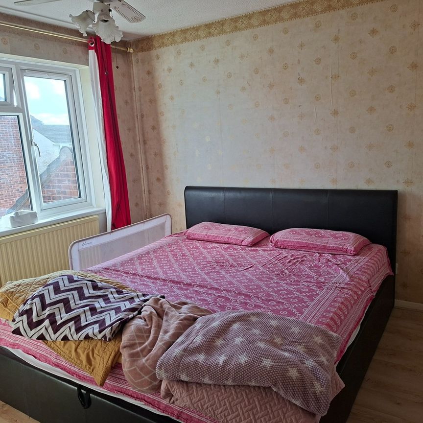 3 Bed Semi-Detached House, Alwins Court, BS30 - Photo 1