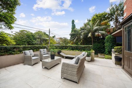 Classically Elegant Family Home Of Grand Scale Set In Premium Locale - Photo 5