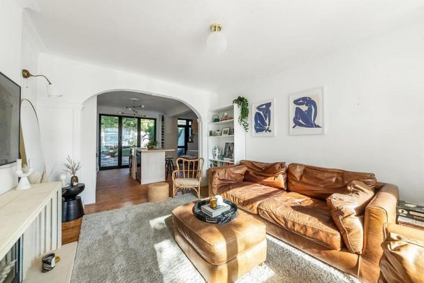 4 bedroom end of terrace house to rent - Photo 1