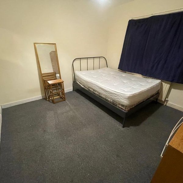 Room in a Shared House, Springfield Mount, NW9 - Photo 1