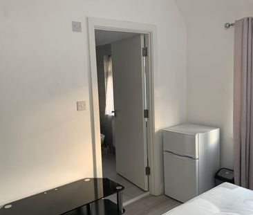 Room in a Shared House, Crest Road, NW2 - Photo 3