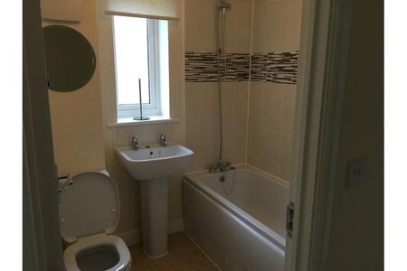 2 bedroom end of terrace house to rent - Photo 2