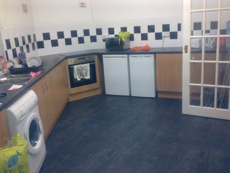 4 Large Double bedrooms £65.00 pppwk - Photo 3