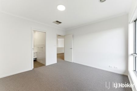 Immaculate 3 bedroom townhouse - Photo 3