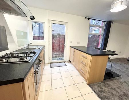 2 bedroom flat to rent - Photo 4
