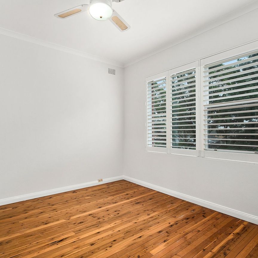 Sun-Drenched Top-Floor Apartment - Photo 1