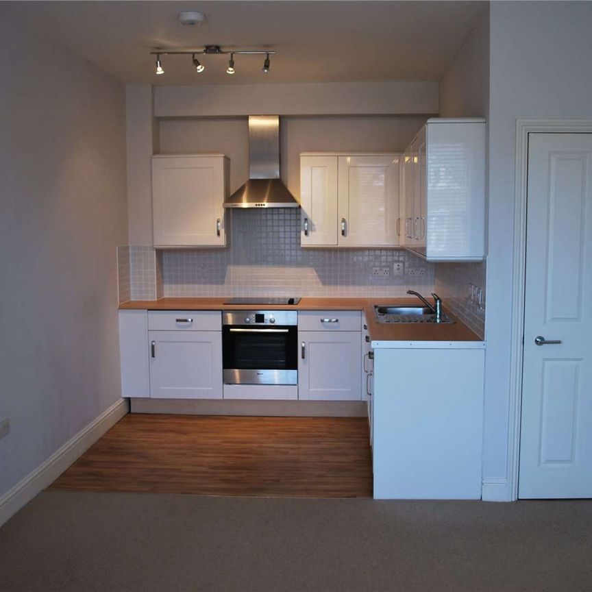 A first floor one bedroom apartment centrally located on the High Street - Photo 2