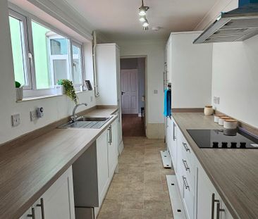 Large 2 bed terrace in immaculate condition - Photo 4