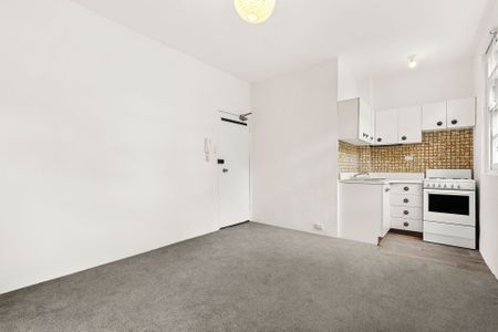 GREAT LOCATION! - Photo 5