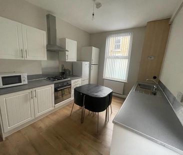 4 bedroom end of terrace house to rent - Photo 1