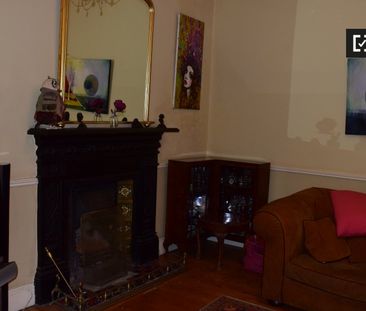 Decorated room in 5-bedroom apartment in Churchtown, Dublin - Photo 5