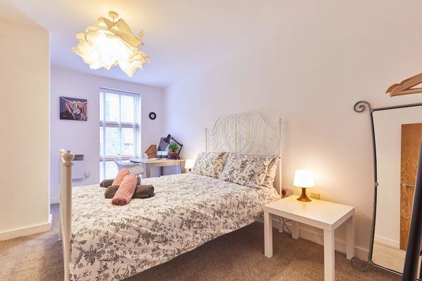 2 Bed Flat, Hornbeam Way, M4 - Photo 1