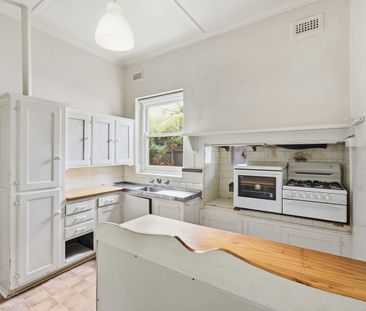 Three Bedroom Plus Study Period Home - Close to the Train Station! - Photo 3