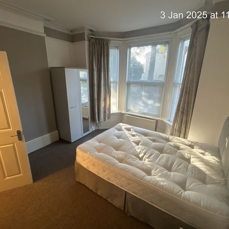 Lovely House Share property minutes from the Train Station - Photo 4