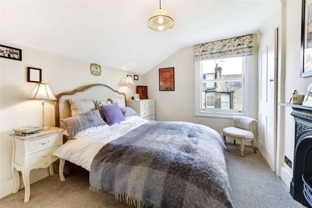 This exceptionally light, split level flat is on the quiet residential Thirsk Road. - Photo 2