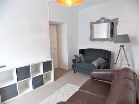 3 bedroom flat to rent - Photo 2