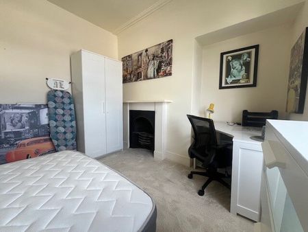 3 Bedroom | Flat 4, 46 North Road East, PL4 6AY - Photo 2