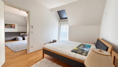 Möblierte 3-Zimmer-Dachgeschoßwohnung mit Balkon, Baujahr 2023 - Photo 3