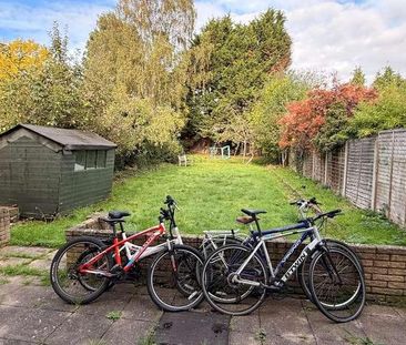 Surbiton, Surrey, KT5 - Photo 2