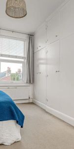 2 bedroom flat in London - Photo 3