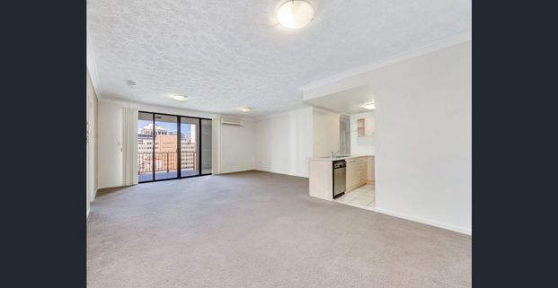 SPACIOUS 3 BEDROOM APARTMENT - Photo 1