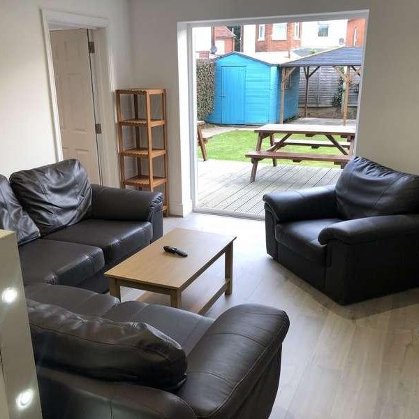 Bedroom Detached House In Charminster, BH8 - Photo 1