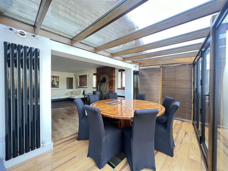 5 Bedroom House - Photo 4