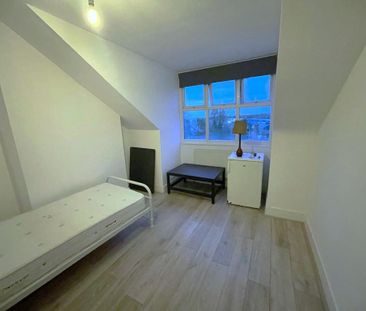 1 bedroom in a flat share to rent - Photo 2