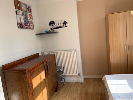 4 bedroom semi-detached house to rent - Photo 3