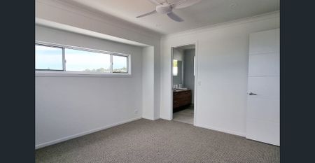 Nearly New Four Bedroom Home – Modern, Spacious & with Breathtaking Views! - Photo 4