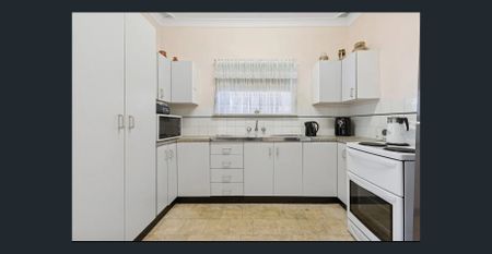 Perfect for families seeking comfort and convenience, really nice and presentable and located within a selective school zone. - Photo 3