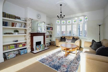 3 Bed Terraced House, Dereham Road, IG11 - Photo 2