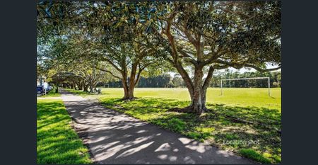 Modern apartment in convenient lifestyle location - Photo 2
