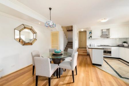 Spacious 4-Bedroom Townhouse in Prestigious Neutral Bay - Photo 3