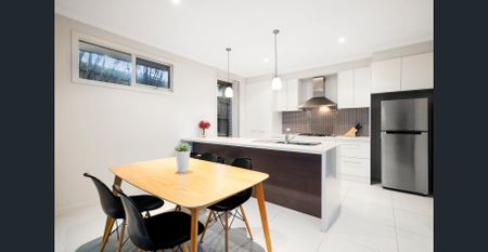 Spacious Townhouse in a Prime location! - Photo 2