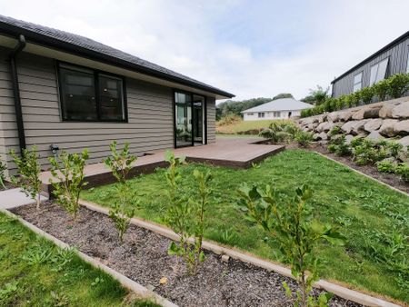 MODERN THREE BEDROOM HOME - Photo 5