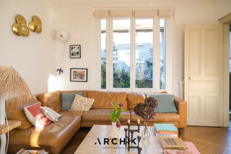 Architecture du début du XXème, cette maison familiale au charme indéniable développe 119 m2 habitables (142 m2 au sol). Rénovée en 2019 par l'architecte Julien DUFRESNE, elle est édifiée sur un terrain de 115 m2 et constitue un véritable sans-faute, tant par la qualité de ses aménagements que par le soin apporté à sa décoration, au coeur de la paisible et bucolique Cité de la Campagne à Paris. - Photo 2