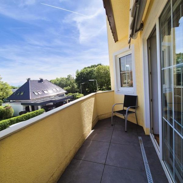 Wohnen wie im Schloss! Großzügige, stilvolle 2-Zimmer-Wohnung mit Balkon in Toplage, teilmöbliert, Tiefgarage und Freiparkplatz! - Photo 1